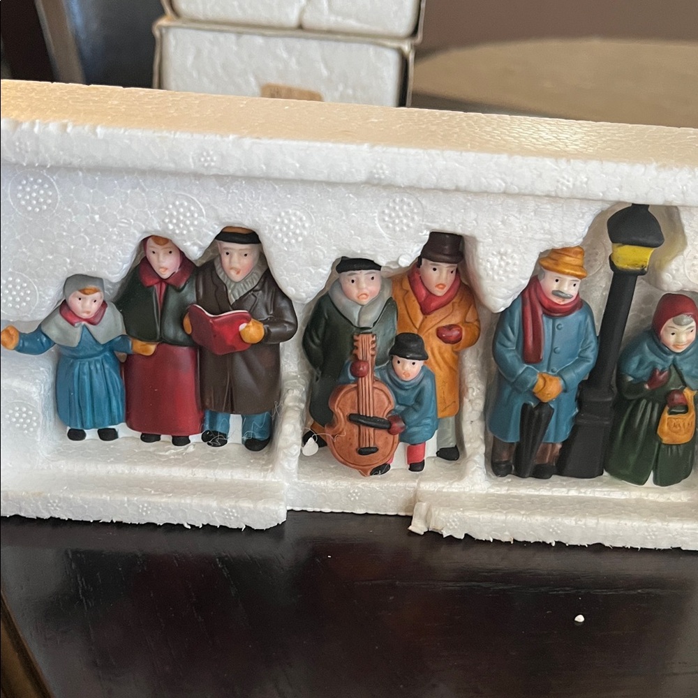 Department 56 Holiday Carolers with Lamp Post
